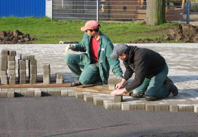 Pflasterarbeiten an der Ebertschule in Kamp-Lintfort